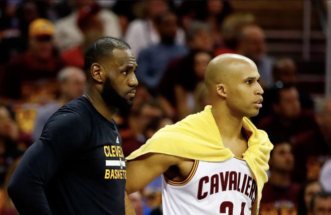 开云-詹姆斯与60激战SKT分钟，大比分获胜胜负难料！，字母哥焦点对战比赛高潮迭起的简单介绍-开云