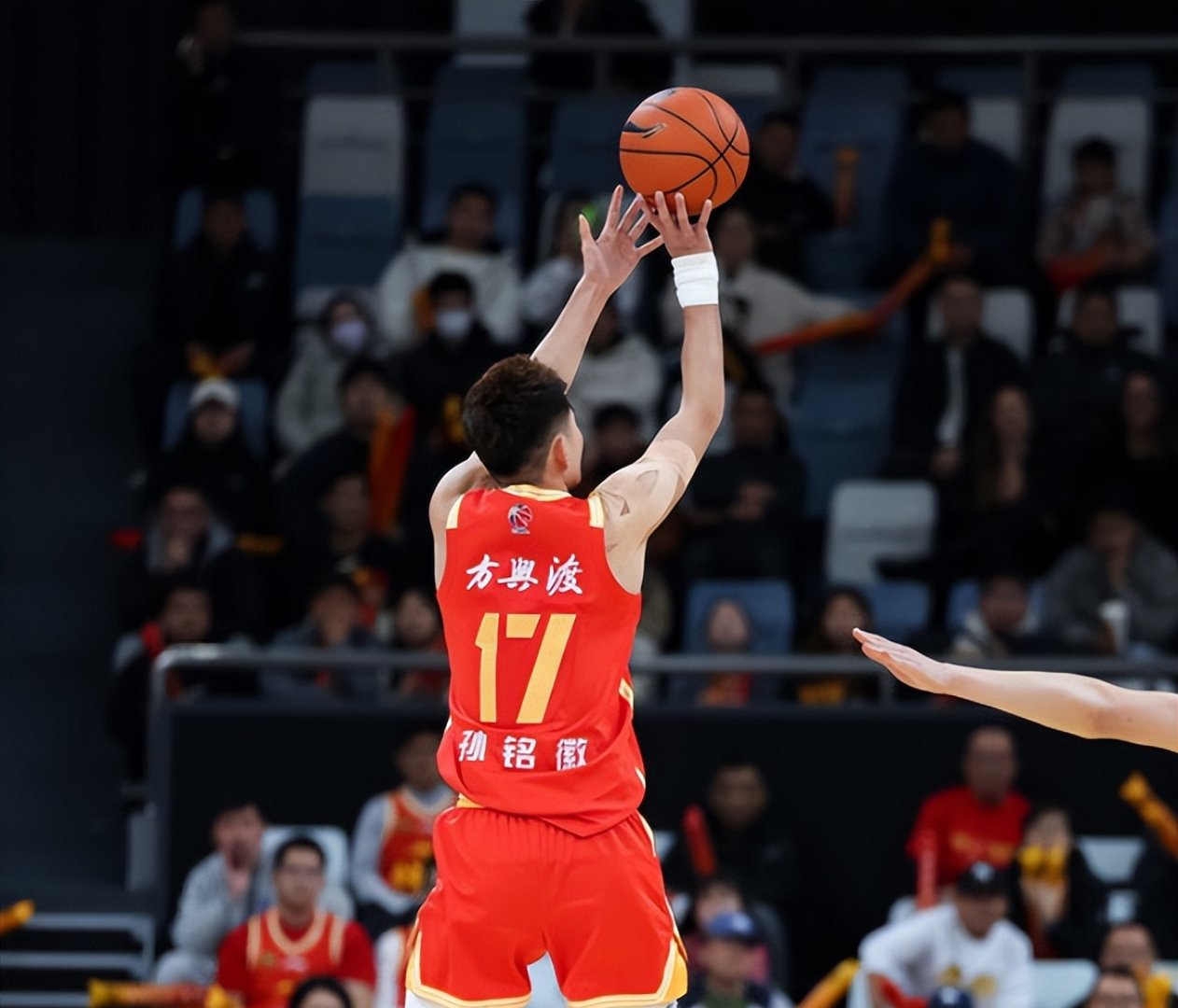 kaiyun官网-包含赛地聚焦——CBA常规赛冲刺阶段热度飙升，深圳男篮主帅复盘，底气十足，身体对抗强度拉满的词条-kaiyun官网