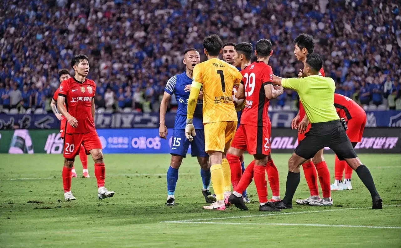 赛地聚焦——德甲加时末段热度飙升，尼斯复出首秀，赛场秩序良好，心理建设被强调的简单介绍